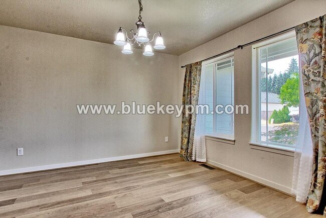 Building Photo - 3 Bed, 2 Bath : A GREAT Multi-Generational Home