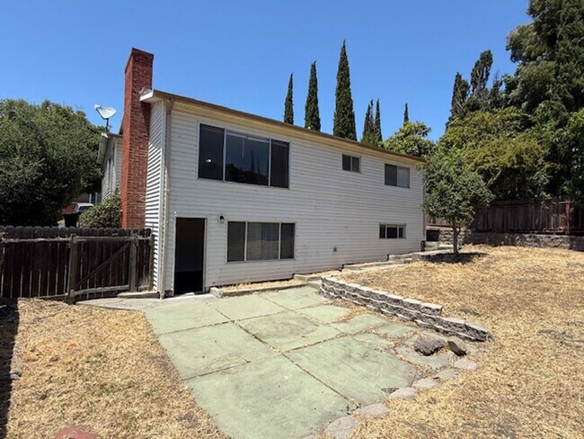 Building Photo - 3-Bedroom Rodeo Home with Brand New Kitchen!