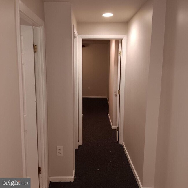 Building Photo - 1732 W Diamond St