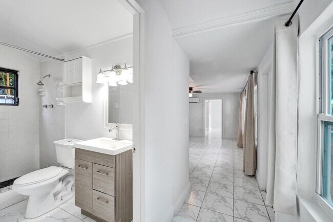 Building Photo - 1836 SW 9th Ave