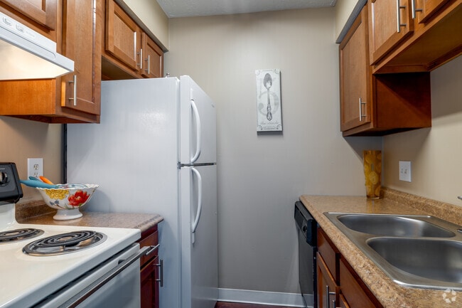 1BD, 1BA - 600SF - Kitchen - Hillbrook Apartments