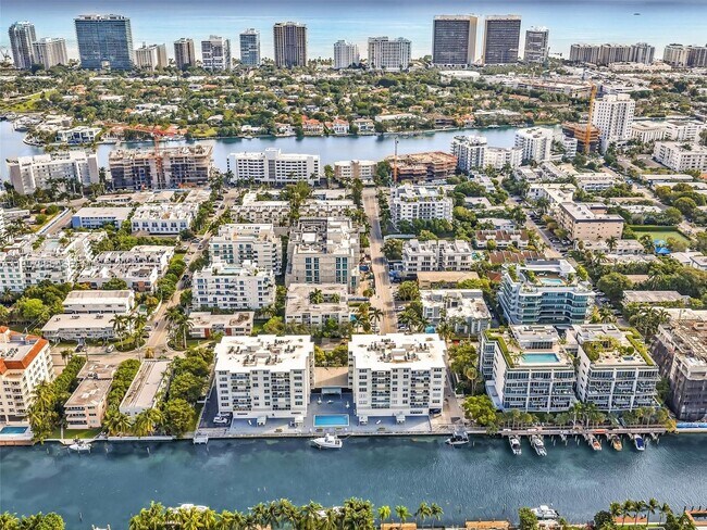 Building Photo - 10000 W Bay Harbor Dr