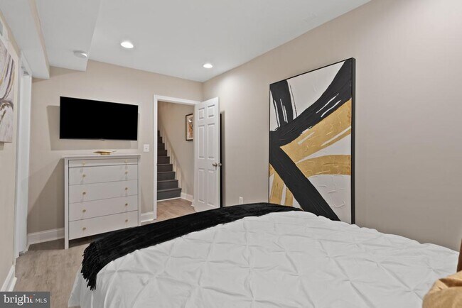 Building Photo - 2219 E Chase St