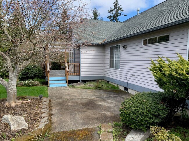 Building Photo - Well maintained 3 bed 2 bath rambler home in quiet Zenith neighborhood in Des Moines