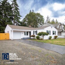 Building Photo - Charming 3 Bedroom Move In Ready!