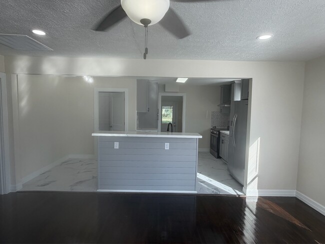 Building Photo - 340 Meadow Dr