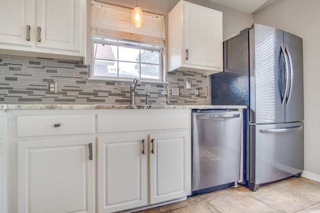 Building Photo - Available now – 3BR/2BA Patio Home with Fi...