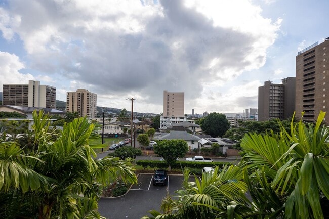 Building Photo - Available now! Prime location Studio with Parking!