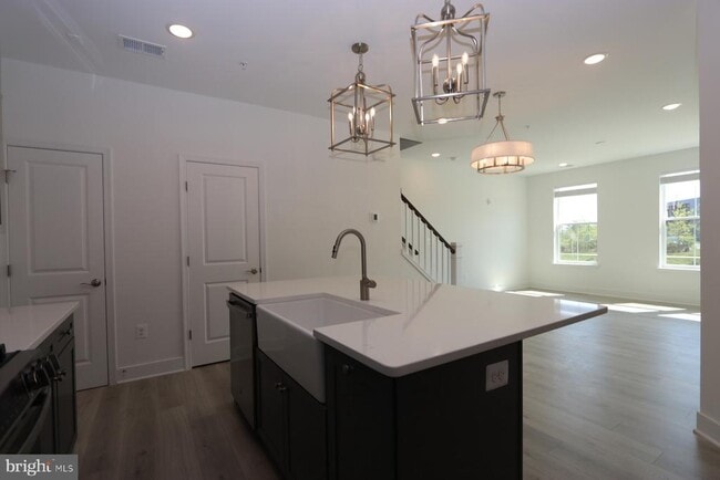 Building Photo - 2512 W Peninsula Dr