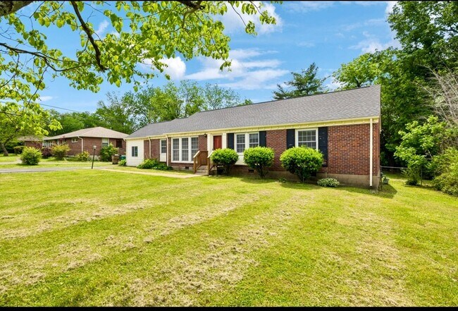 Primary Photo - Very large 4 or 5 bedroom ranch in Donelso...
