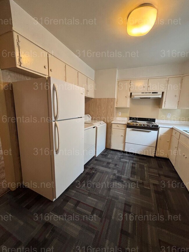 Building Photo - One bed one bath duplex available now!
