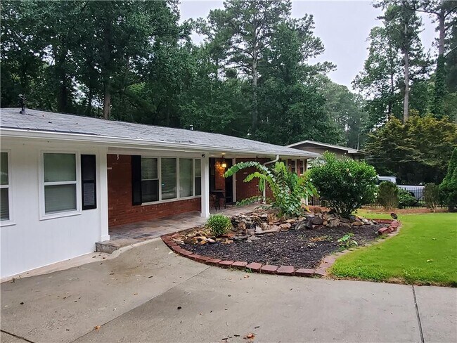 Building Photo - 2473 Woodacres Rd NE