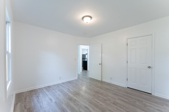 Building Photo - Update 2 Bed 1 Bath in The Nations