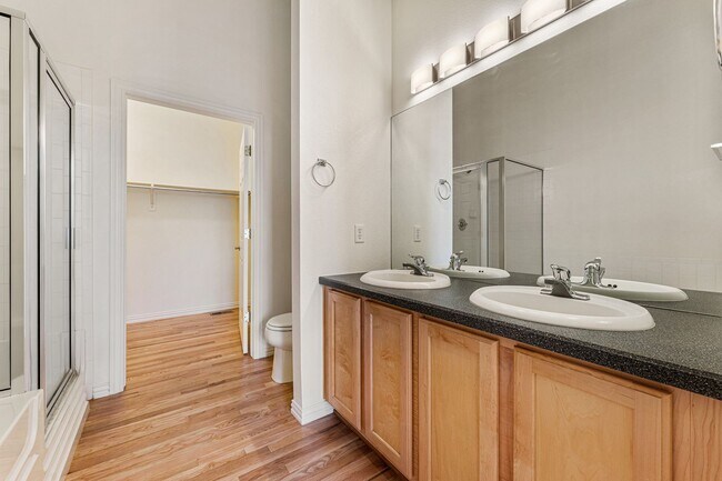 Building Photo - Gorgeous Townhome With 2-Car Garage and Ce...