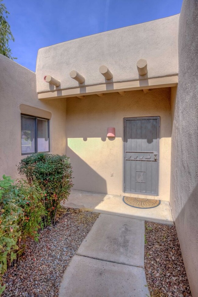 Building Photo - Beautiful Southwest Home with Mountain Vie...