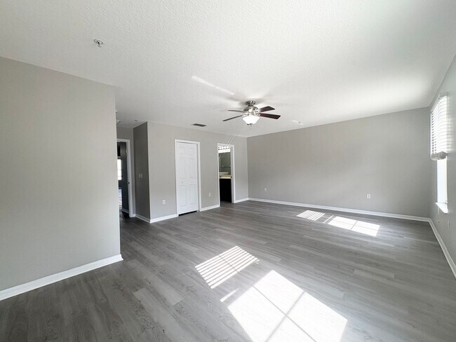Building Photo - Huge 3BR Winter Springs Townhouse ~ Gated Community ~ Pool ~ Great Schools!