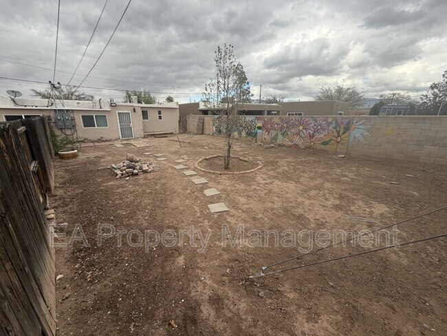 Building Photo - 704 La Poblana Rd NW