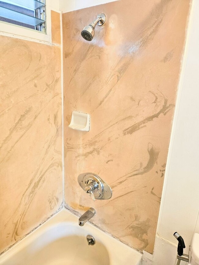 Building Photo - Lower Nuuanu 3 Bedroom 1.5 Bathroom Single...
