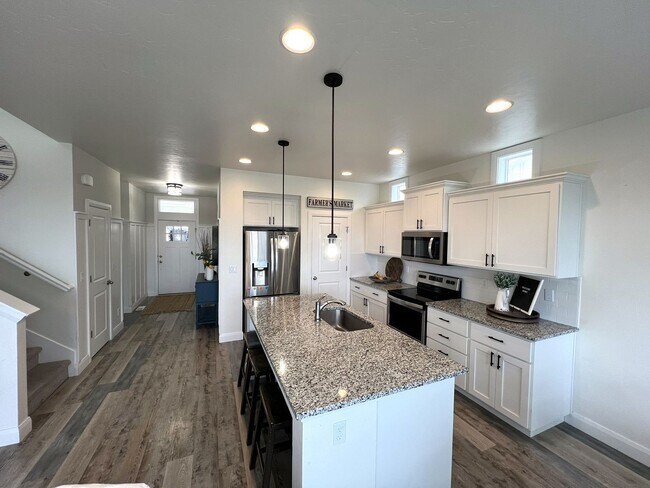 Building Photo - Welcome to this charming 3 bed 2.5 bath ho...