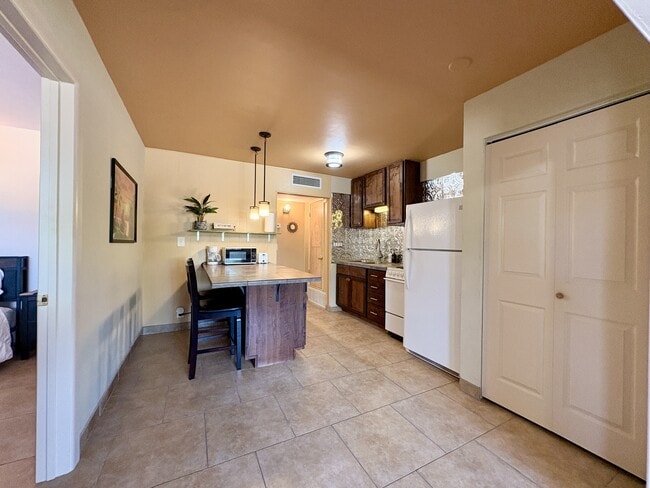 Building Photo - 2819 N Woodland Ave