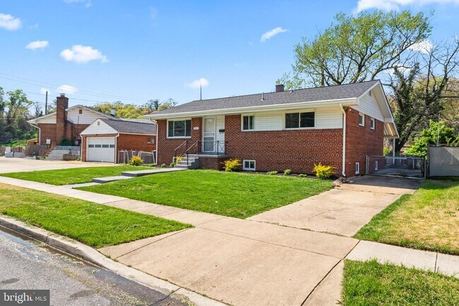 Building Photo - 2521 Fairhill Dr