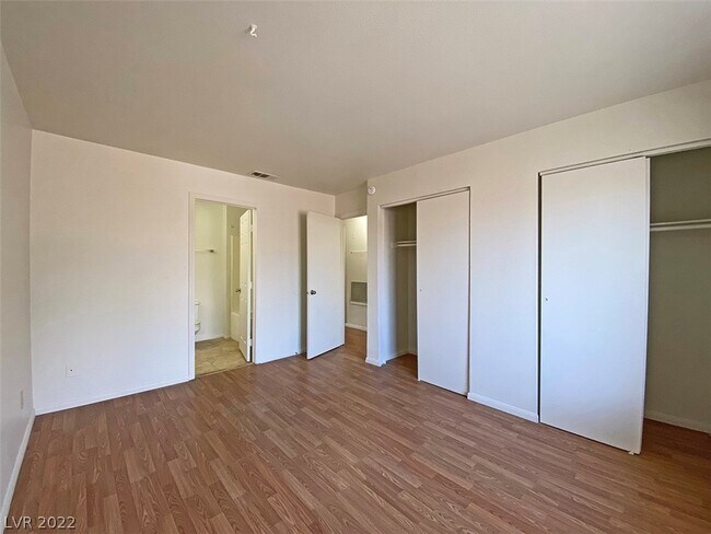 Building Photo - 7300 W Pirates Cove Rd