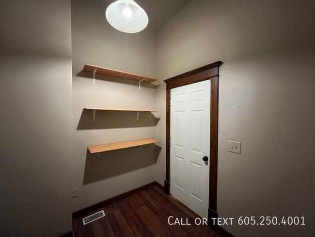 Building Photo - 4 Bedroom 2 Bathroom w/ Single Stall Garag...