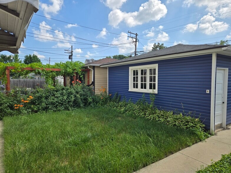 Building Photo - 4317 N Spaulding Ave