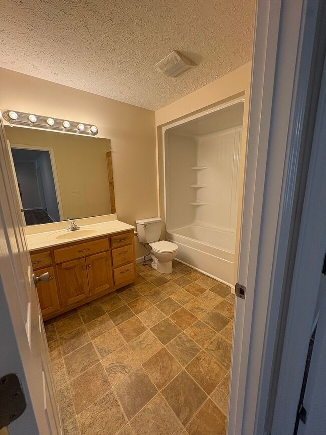 Building Photo - Charming 3 Bedroom Home with Large Yard