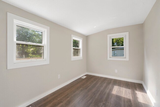 Building Photo - 2100 N Nettleton Ave