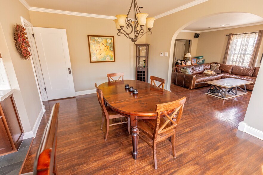 Full size dining room - 1327 S Sycamore Ave