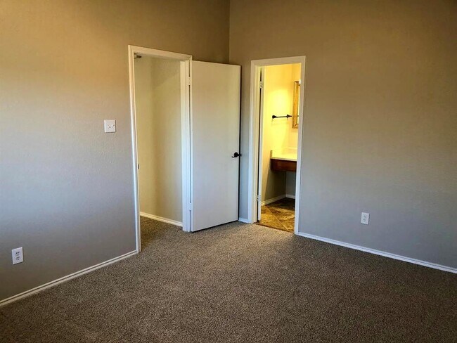 Building Photo - 6500 Jennings Dr