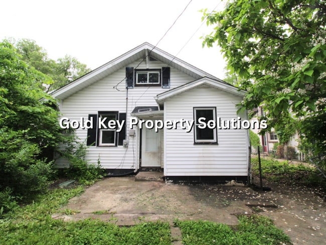 Building Photo - Spacious 3 BR 1 BA House with Dining Room and Fenced Backyard. (SECTION 8 APPROVED)