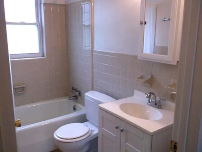 Building Photo - 802 Jeter St