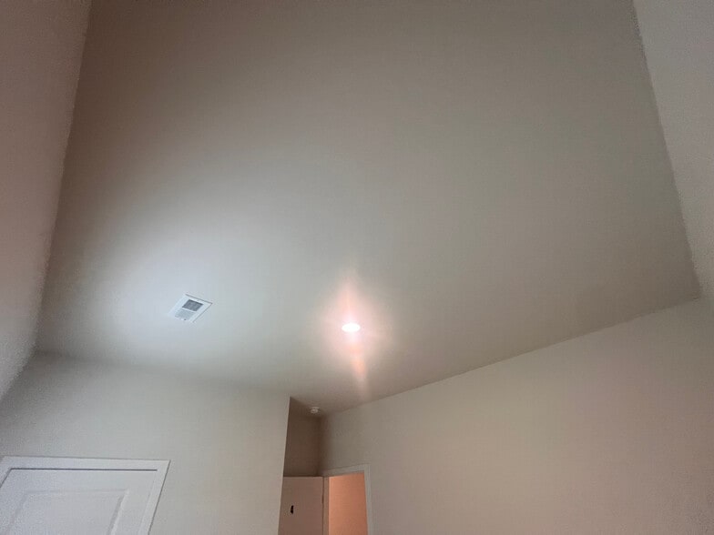 Building Photo - Room in House on Cramer Crk Dr