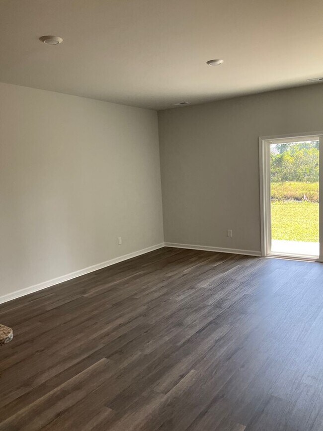 Building Photo - Welcome to this stunning townhouse in Leland, NC!