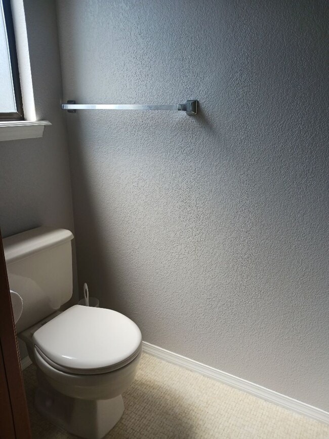 Building Photo - Introducing a meticulously maintained 3 bedroom, 2 bath gem!