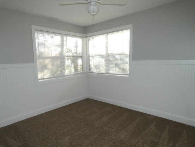 Building Photo - 10620 N Locust Ct