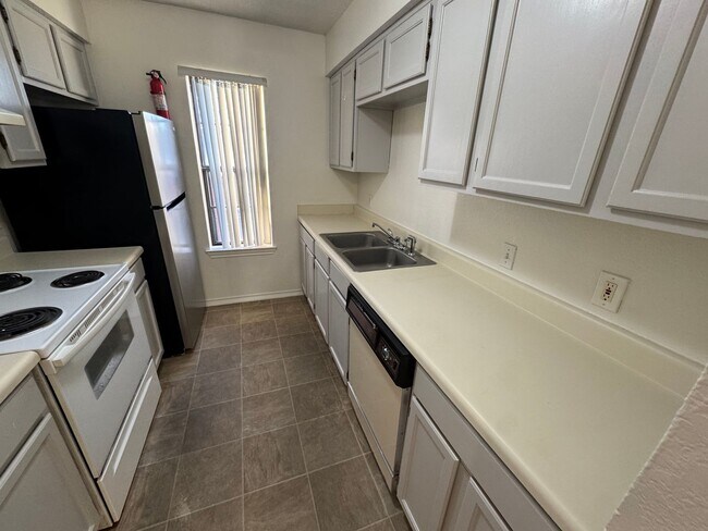 Building Photo - SE 4th St #103