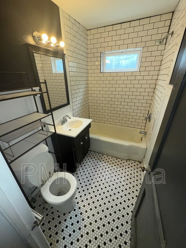 Building Photo - 608 N Parkwood Ln