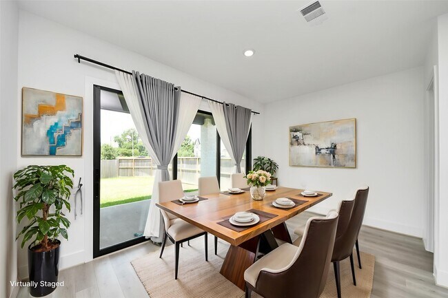 Building Photo - 10235 Forest Lake Dr