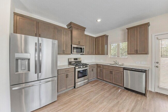 Building Photo - 115 Silver Sky St