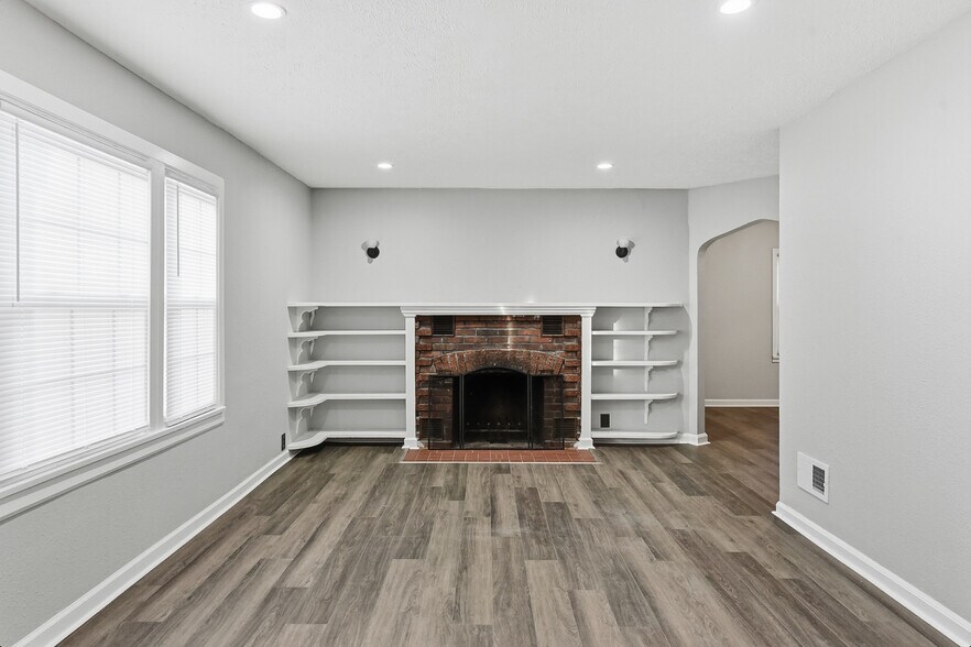 Building Photo - 4677 N 60th St