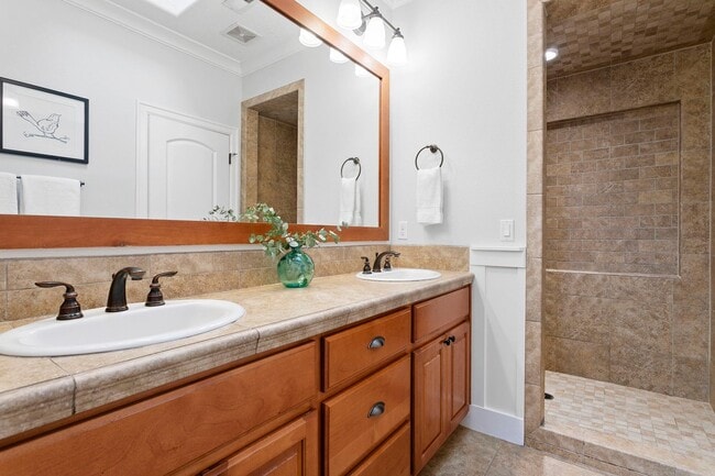 Building Photo - Beautiful 4-bdr/2.5 bath Beaverton home w/ fireplace near nature area, Intel, Nike, and more