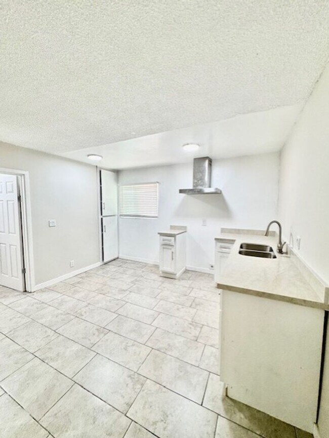 Interior Photo - 7524 Sepulveda Blvd