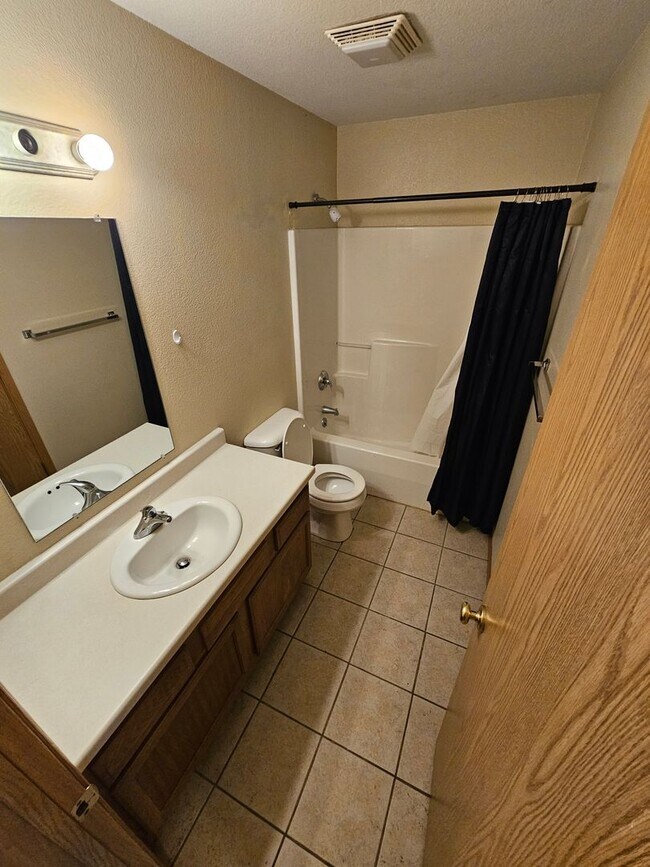 Building Photo - Townhome with 3 bedrooms and garage!  New paint and flooring!