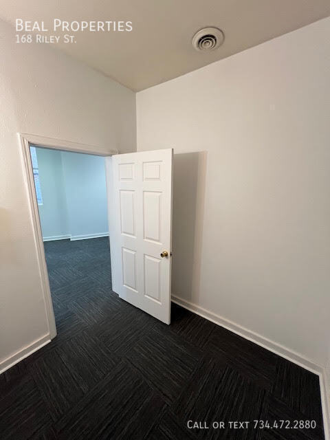 Building Photo - 168 Riley St