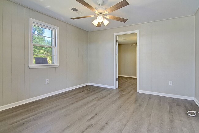 Building Photo - Modern Retreat Minutes from Downtown Charleston