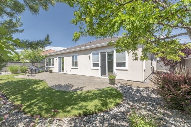 Building Photo - Large home with mountain views near the University of Nevada