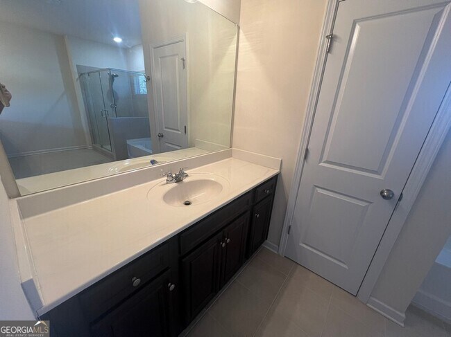 Building Photo - 165 Craines View